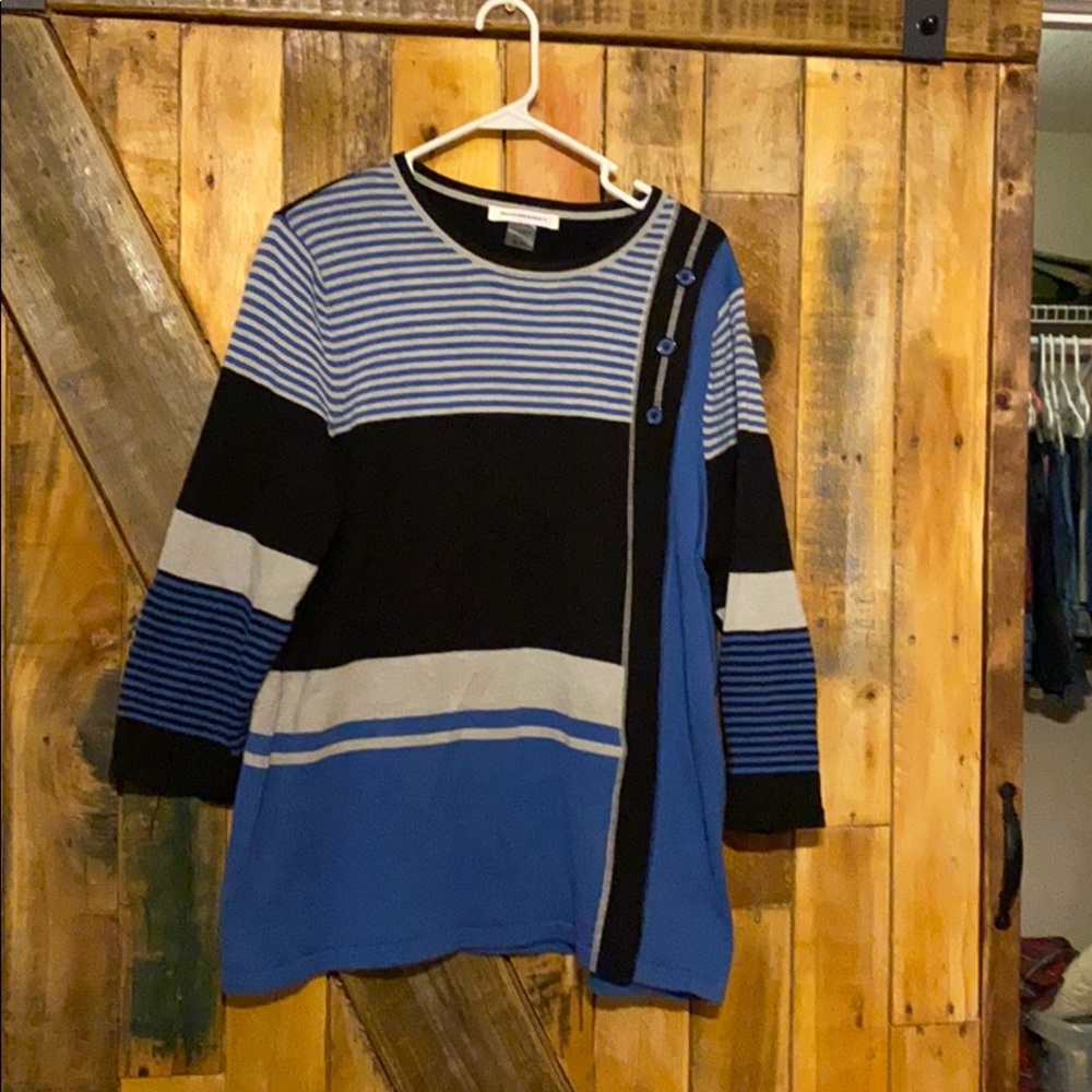 Classy graphic sweater with button detail